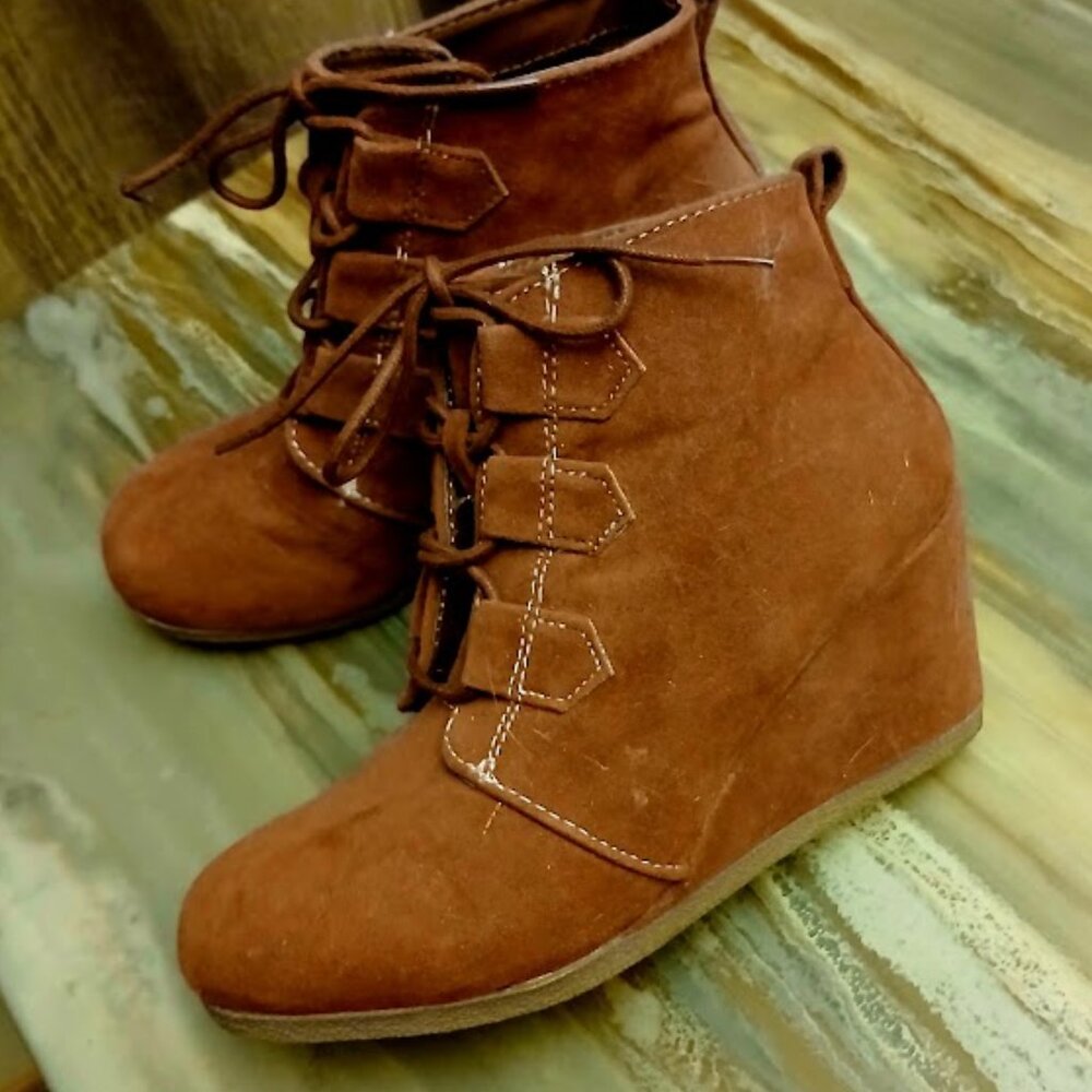 QUPID Sueded Wedge Booties 6 Red Brown Lace up dressy casual modern shoes